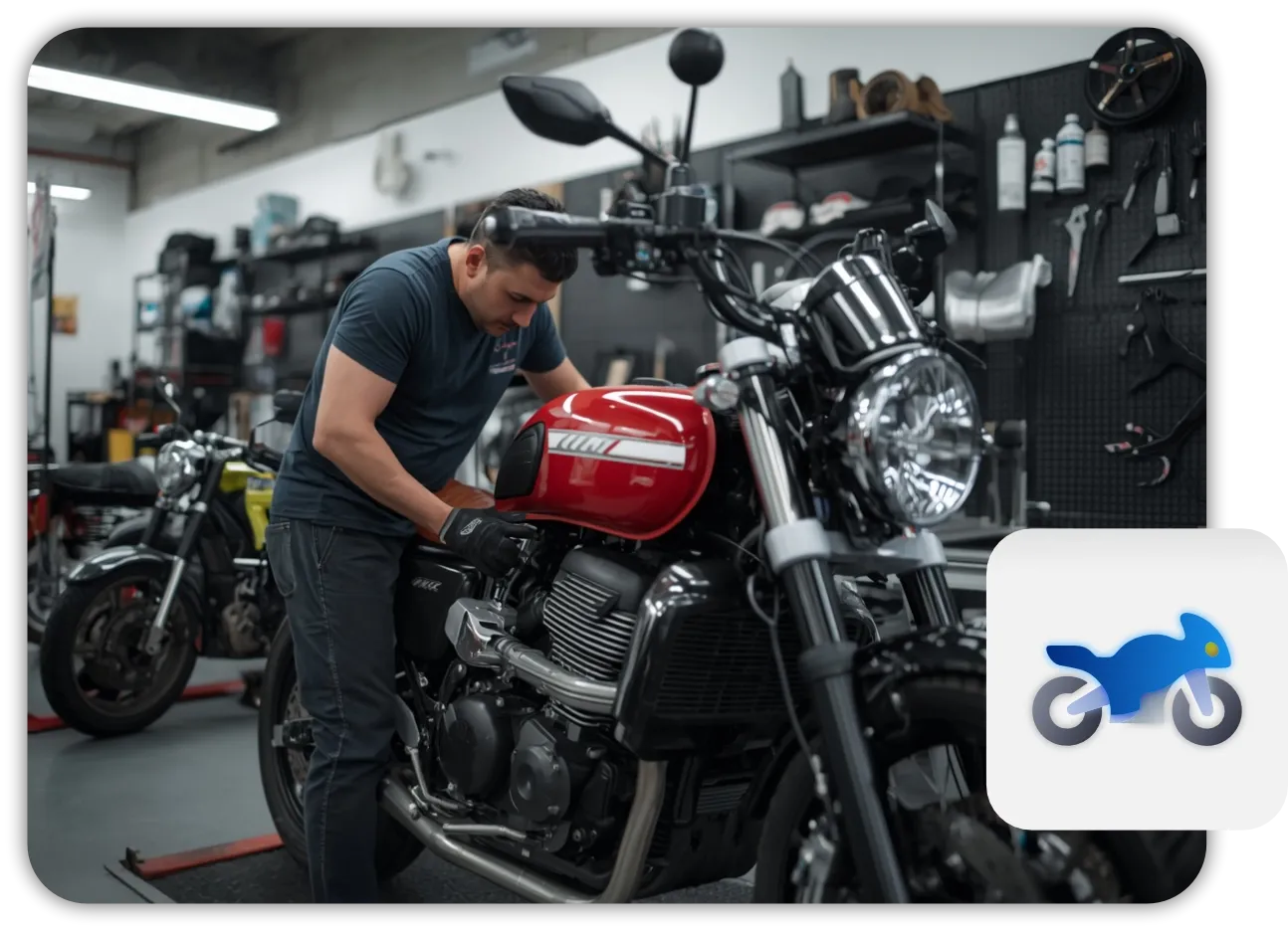 Mecánico de motos registrando una orden de servicio en una tablet